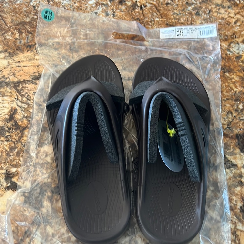 Oofos men’s flip flops